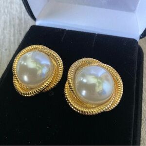 Vintage Gold Tone Faux Pearl Round Scarf Clips Set Of 2
